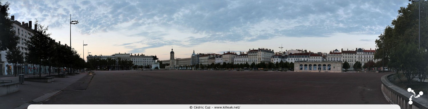 Lyon Free VTT 2014 - le dim. 07 septembre 2014 ; circuits VTT pour tous les niveaux dans Lyon et les alentours. — « Lyon Free VTT 2014 - la place Bellecour au petit matin » — Lyon Free VTT 2014, randos VTT dans Lyon. — mots associés : lyon