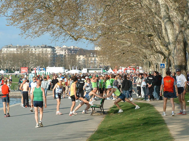 Marathon du Lac d'Annecy, édition 2006 - le dim. 23 avril 2006, départ et arrivée au Pâquier, Annecy, avec un parcours en boucle passant par Sévrier, St-Jorioz, Duingt, Lathuille et Doussard. – « Marathon du Lac d'Annecy, édition 2006 » –