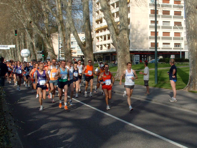 Marathon du Lac d'Annecy, édition 2006 - le dim. 23 avril 2006, départ et arrivée au Pâquier, Annecy, avec un parcours en boucle passant par Sévrier, St-Jorioz, Duingt, Lathuille et Doussard. – « Marathon du Lac d'Annecy, édition 2006 » –