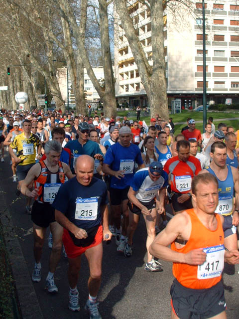 Marathon du Lac d'Annecy, édition 2006 - le dim. 23 avril 2006, départ et arrivée au Pâquier, Annecy, avec un parcours en boucle passant par Sévrier, St-Jorioz, Duingt, Lathuille et Doussard. – « Marathon du Lac d'Annecy, édition 2006 » –
