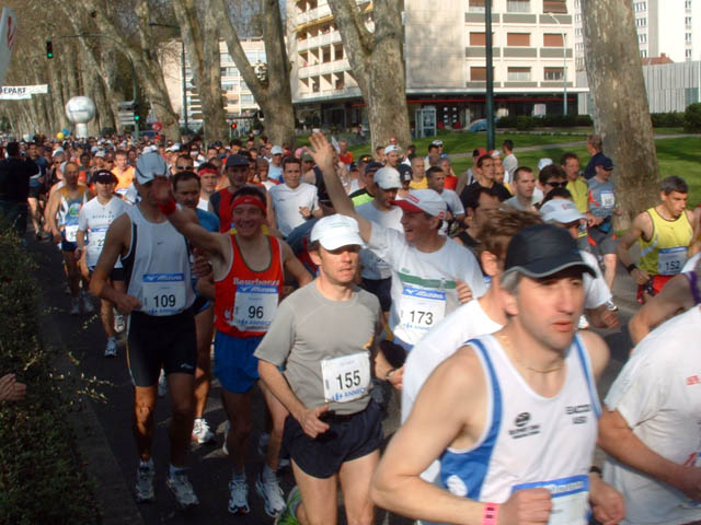 Marathon du Lac d'Annecy, édition 2006 - le dim. 23 avril 2006, départ et arrivée au Pâquier, Annecy, avec un parcours en boucle passant par Sévrier, St-Jorioz, Duingt, Lathuille et Doussard. — « Marathon du Lac d'Annecy, édition 2006 » —