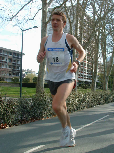 Marathon du Lac d'Annecy, édition 2006 - le dim. 23 avril 2006, départ et arrivée au Pâquier, Annecy, avec un parcours en boucle passant par Sévrier, St-Jorioz, Duingt, Lathuille et Doussard. – « Marathon du Lac d'Annecy, édition 2006 » –