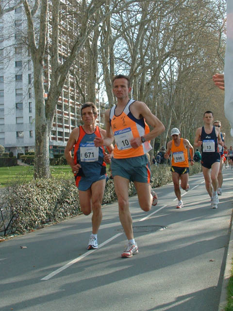Marathon du Lac d'Annecy, édition 2006 - le dim. 23 avril 2006, départ et arrivée au Pâquier, Annecy, avec un parcours en boucle passant par Sévrier, St-Jorioz, Duingt, Lathuille et Doussard. – « Marathon du Lac d'Annecy, édition 2006 » –