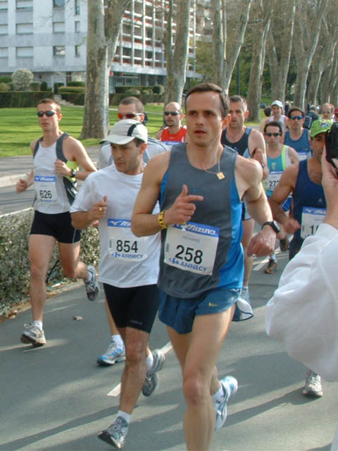 Marathon du Lac d'Annecy, édition 2006 - le dim. 23 avril 2006, départ et arrivée au Pâquier, Annecy, avec un parcours en boucle passant par Sévrier, St-Jorioz, Duingt, Lathuille et Doussard. – « Marathon du Lac d'Annecy, édition 2006 » –