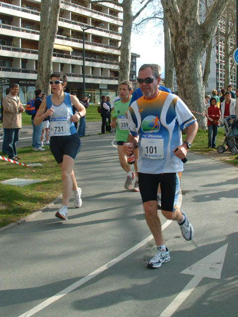 Marathon du Lac d'Annecy, édition 2006 - le dim. 23 avril 2006, départ et arrivée au Pâquier, Annecy, avec un parcours en boucle passant par Sévrier, St-Jorioz, Duingt, Lathuille et Doussard. – « Marathon du Lac d'Annecy, édition 2006 » –