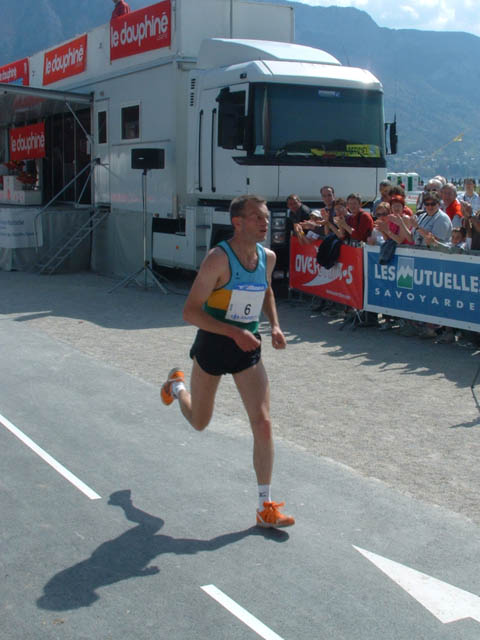 Marathon du Lac d'Annecy, édition 2006 - le dim. 23 avril 2006, départ et arrivée au Pâquier, Annecy, avec un parcours en boucle passant par Sévrier, St-Jorioz, Duingt, Lathuille et Doussard. – « Marathon du Lac d'Annecy, édition 2006 » –