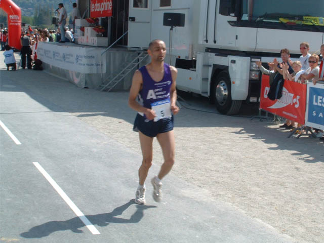 Marathon du Lac d'Annecy, édition 2006 - le dim. 23 avril 2006, départ et arrivée au Pâquier, Annecy, avec un parcours en boucle passant par Sévrier, St-Jorioz, Duingt, Lathuille et Doussard. – « Marathon du Lac d'Annecy, édition 2006 » –