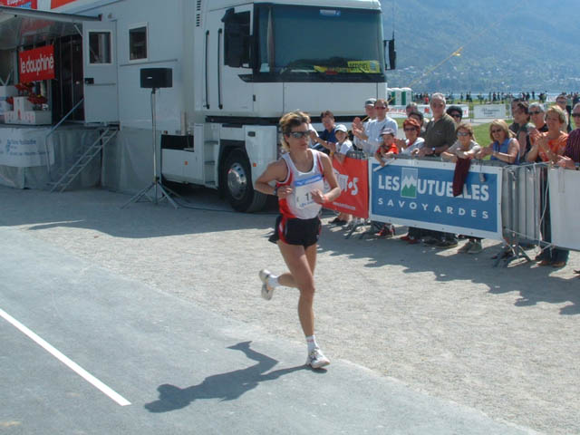 Marathon du Lac d'Annecy, édition 2006 - le dim. 23 avril 2006, départ et arrivée au Pâquier, Annecy, avec un parcours en boucle passant par Sévrier, St-Jorioz, Duingt, Lathuille et Doussard. – « Marathon du Lac d'Annecy, édition 2006 » –