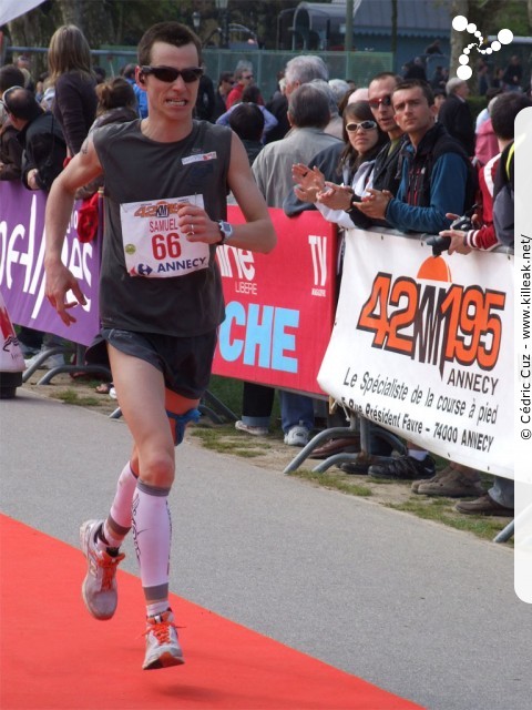 Marathon du Lac d'Annecy, 31e édition - le dim. 18 avril 2010, départ et arrivée sur le Pâquier d'Annecy. — « Marathon du Lac d'Annecy, 31e édition » — Marathon de tous les records avec près de 7'000 participants répartis sur les Marathon, Semi-Marathon et Courses des Jeunes. — mots associés : lac d'annecy, marathon