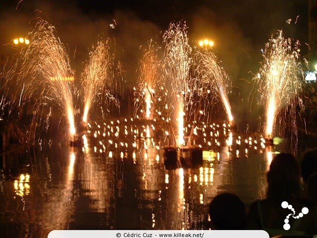 les Noctibules, Festival des Arts de Rue, édition 2006 - du mer. 19 au sam. 22 juillet 2006, sur la Pâquier, dans les rues et sur les places de la vieille ville, à la surface et au dessus des canaux.. – « les Noctibules, Festival des Arts de Rue, édition 2006 » –