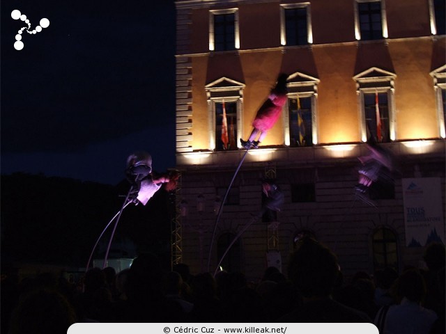 les Noctibules, Festival des Arts de Rue, édition 2009 - du mer. 15 au sam. 18 juillet 2009, dans les rues et sur les places du centre-ville, ainsi que sur le Pâquier, Annecy. – « les Noctibules, Festival des Arts de Rue, édition 2009 » – Festival estival des arts de rue et de nouveau théâtre... dans les rues, sur les places et sur le Pâquier à Annecy. – mots associés : noctibules