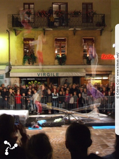 les Noctibules, Festival des Arts de Rue, édition 2011 - du mer. 20 au sam. 23 juillet 2011, dans les rues et sur les places du centre-ville, ainsi que sur le Pâquier, Annecy. – (Photomontage en mode fantôme) – « les Noctibules, Festival des Arts de Rue, édition 2011 » – Festival estival des arts de rue dans les rues, sur les places et sur le Pâquier à Annecy. – mots associés : cirque, noctibules