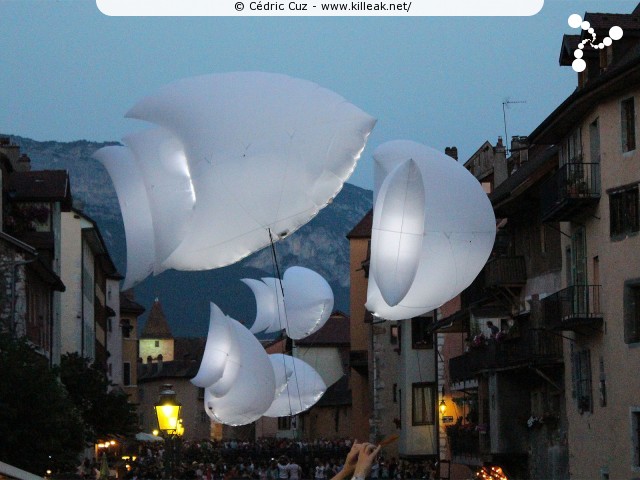 les Noctibules, Festival des Arts de Rue, édition 2013 - du mer. 10 au sam. 13 juillet 2013, dans les rues et sur les places du centre-ville, ainsi que sur le Pâquier, Annecy. – « les Noctibules, Festival des Arts de Rue, édition 2013 » – Festival estival des arts de rue dans les rues, sur les places et sur le Pâquier à Annecy. – mots associés : noctibules