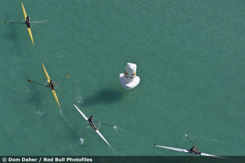 Épreuve d'aviron : les rameurs au premier virage bouée. – « Red Bull Éléments - Talloires - Aviron » – © Dom Daher / Red Bull Photofiles – mots associés : aviron, red bull, talloires