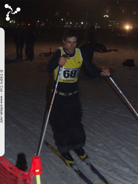 Ronde Nocturne du Dauphiné Libéré, édition 2010 - Première manche - le mer. 13.01.2010, à partir de 19h00 sur le Pâquier à Annecy, toujours transformé en stade de neige. – Il y avait quelques participants en habits "normaux" au milieu de toutes ces tenues, il y en avait même deux déguisés (en plus du loup)... – « Ronde Nocturne du Dauphiné Libéré, édition 2010 - Première manche » – Ronde Nocturne du Dauphiné Libéré, édition 2010 - Première manche à Annecy. – mots associés : ski de fond