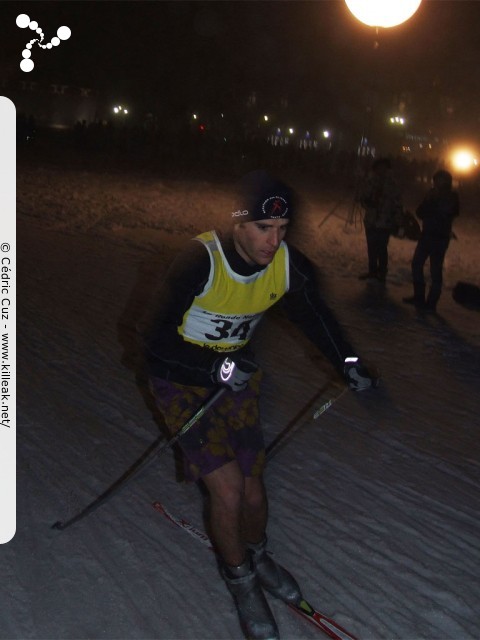 Ronde Nocturne du Dauphiné Libéré, édition 2010 - Première manche - le mer. 13.01.2010, à partir de 19h00 sur le Pâquier à Annecy, toujours transformé en stade de neige. – ... et lui il est carrément en short ! Gné mais comment y fait ?!? – « Ronde Nocturne du Dauphiné Libéré, édition 2010 - Première manche » – Ronde Nocturne du Dauphiné Libéré, édition 2010 - Première manche à Annecy. – mots associés : ski de fond
