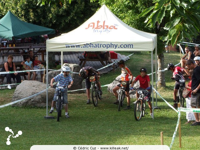 Challenge Street VTT 2009 - 1ère manche - ven. 31 juillet 2009, dans le parc du centre de vacances Les Balcons du Lac d'Annecy, sur les hauteurs de Sévrier. – Les participants à la course Open se préparent... – « Challenge Street VTT 2009 - 1ère manche - Sévrier » – Épreuve de VTT XC en milieu urbain, avec finale en 4X nocturne. – mots associés : challenge, cross country, street, vtt, xc