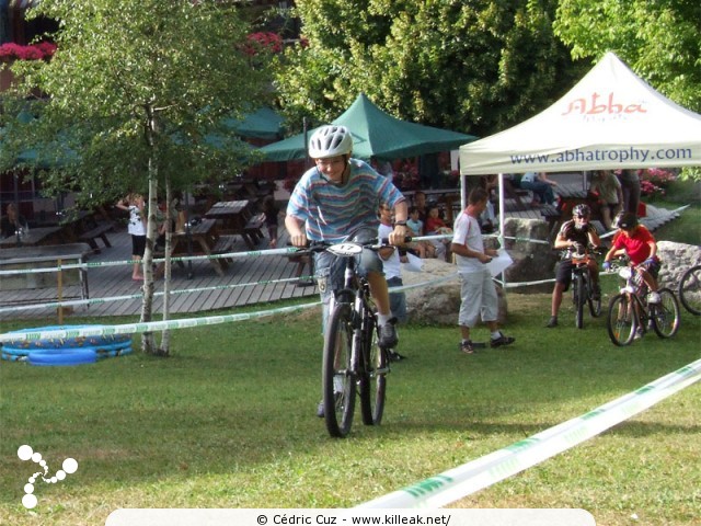 Challenge Street VTT 2009 - 1ère manche - ven. 31 juillet 2009, dans le parc du centre de vacances Les Balcons du Lac d'Annecy, sur les hauteurs de Sévrier. – « Challenge Street VTT 2009 - 1ère manche - Sévrier » – Épreuve de VTT XC en milieu urbain, avec finale en 4X nocturne. – mots associés : challenge, cross country, street, vtt, xc