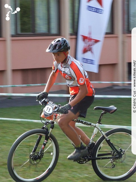 Challenge Street VTT 2009 - 1ère manche - ven. 31 juillet 2009, dans le parc du centre de vacances Les Balcons du Lac d'Annecy, sur les hauteurs de Sévrier. – Le fiston... – « Challenge Street VTT 2009 - 1ère manche - Sévrier » – Épreuve de VTT XC en milieu urbain, avec finale en 4X nocturne. – mots associés : challenge, cross country, street, vtt, xc