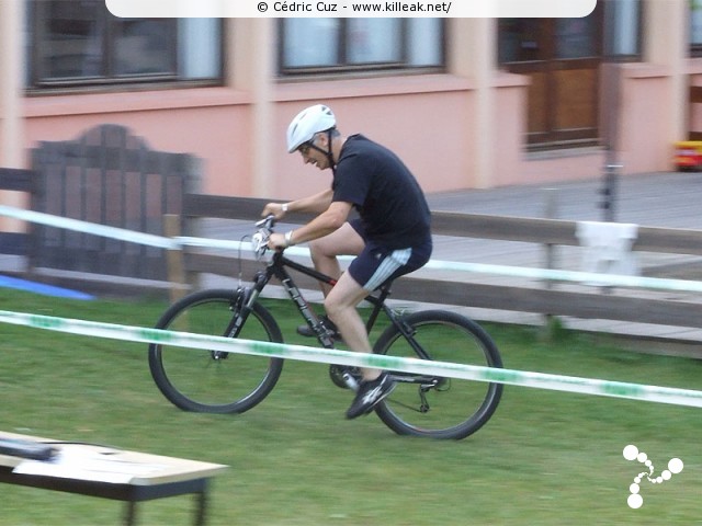 Challenge Street VTT 2009 - 1ère manche - ven. 31 juillet 2009, dans le parc du centre de vacances Les Balcons du Lac d'Annecy, sur les hauteurs de Sévrier. – « Challenge Street VTT 2009 - 1ère manche - Sévrier » – Épreuve de VTT XC en milieu urbain, avec finale en 4X nocturne. – mots associés : challenge, cross country, street, vtt, xc