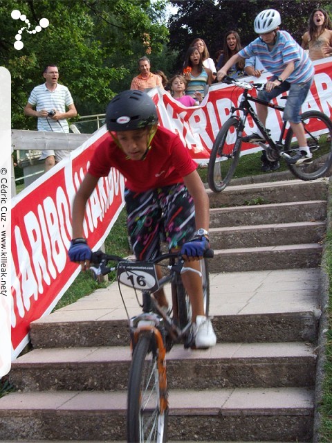 Challenge Street VTT 2009 - 1ère manche - ven. 31 juillet 2009, dans le parc du centre de vacances Les Balcons du Lac d'Annecy, sur les hauteurs de Sévrier. – « Challenge Street VTT 2009 - 1ère manche - Sévrier » – Épreuve de VTT XC en milieu urbain, avec finale en 4X nocturne. – mots associés : challenge, cross country, street, vtt, xc