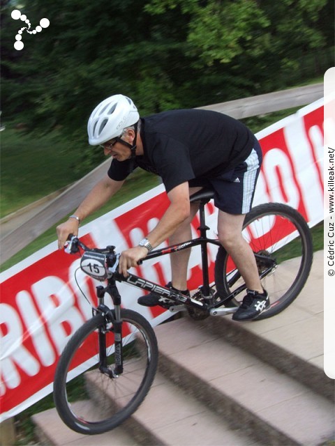 Challenge Street VTT 2009 - 1ère manche - ven. 31 juillet 2009, dans le parc du centre de vacances Les Balcons du Lac d'Annecy, sur les hauteurs de Sévrier. – « Challenge Street VTT 2009 - 1ère manche - Sévrier » – Épreuve de VTT XC en milieu urbain, avec finale en 4X nocturne. – mots associés : challenge, cross country, street, vtt, xc