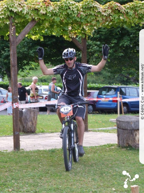 Challenge Street VTT 2009 - 1ère manche - ven. 31 juillet 2009, dans le parc du centre de vacances Les Balcons du Lac d'Annecy, sur les hauteurs de Sévrier. – (Il prends la pause pour le photographe lol) – « Challenge Street VTT 2009 - 1ère manche - Sévrier » – Épreuve de VTT XC en milieu urbain, avec finale en 4X nocturne. – mots associés : challenge, cross country, street, vtt, xc