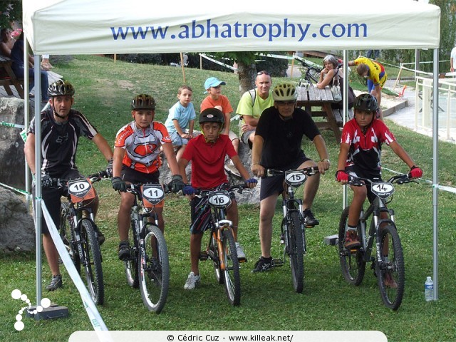 Challenge Street VTT 2009 - 1ère manche - ven. 31 juillet 2009, dans le parc du centre de vacances Les Balcons du Lac d'Annecy, sur les hauteurs de Sévrier. – Avec l'abandon d'un participant, la petite finale à deux et la finale à quatre ont été regroupées dans une seule finale Open à cinq. – « Challenge Street VTT 2009 - Finale de la course Open, le départ » – Épreuve de VTT XC en milieu urbain, avec finale en 4X nocturne. – mots associés : challenge, cross country, street, vtt, xc