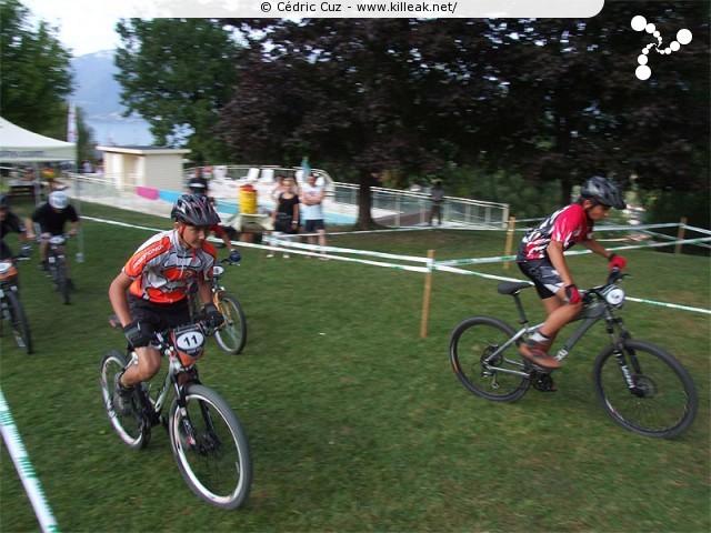 Challenge Street VTT 2009 - 1ère manche - ven. 31 juillet 2009, dans le parc du centre de vacances Les Balcons du Lac d'Annecy, sur les hauteurs de Sévrier. – Au début, c'était jeunes contre "vieux"... – « Challenge Street VTT 2009 - Finale de la course Open, c'est parti ! » – Épreuve de VTT XC en milieu urbain, avec finale en 4X nocturne. – mots associés : challenge, cross country, street, vtt, xc