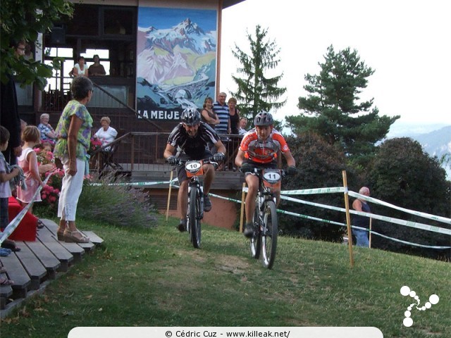 Challenge Street VTT 2009 - 1ère manche - ven. 31 juillet 2009, dans le parc du centre de vacances Les Balcons du Lac d'Annecy, sur les hauteurs de Sévrier. – ... mais ça à tourné ensuite à père contre fils. – « Challenge Street VTT 2009 - Finale de la course Open, l'arrivée » – Épreuve de VTT XC en milieu urbain, avec finale en 4X nocturne. – mots associés : challenge, cross country, street, vtt, xc