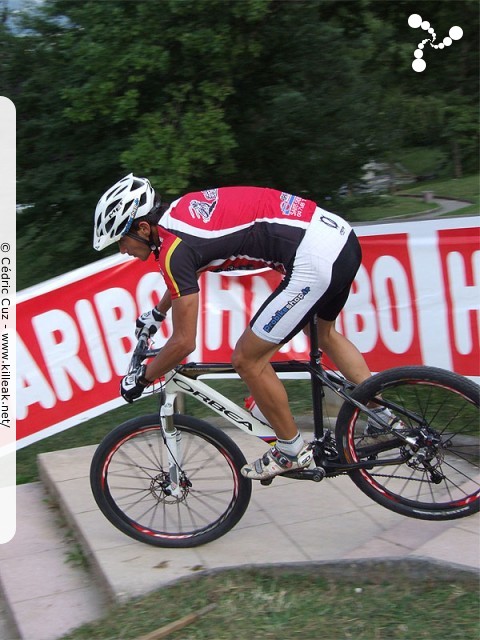 Challenge Street VTT 2009 - 1ère manche - ven. 31 juillet 2009, dans le parc du centre de vacances Les Balcons du Lac d'Annecy, sur les hauteurs de Sévrier. – « Challenge Street VTT 2009 - Aurélien Hilaire - 1ère manche - Sévrier » – Reconnaissances de parcours, notamment les escaliers, pour les pilotes inscrits à la course Élite, réservée aux licenciés FFC, dans le cadre de la première manche du Challenge Street VTT 2009 à Sévrier, lac d'Annecy. – mots associés : challenge, cross country, street, vtt, xc