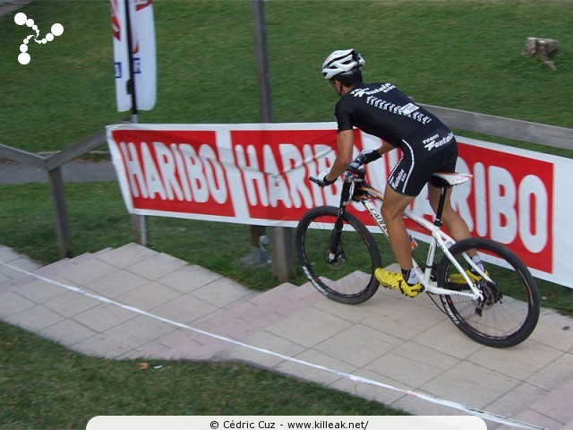 Challenge Street VTT 2009 - 1ère manche - ven. 31 juillet 2009, dans le parc du centre de vacances Les Balcons du Lac d'Annecy, sur les hauteurs de Sévrier. – L'approche des marches n'est pas du tout la même que celle des participants précédents... ça promet du spectacle... – « Challenge Street VTT 2009 - Gérald Toe - 1ère manche - Sévrier » – Reconnaissances de parcours, notamment les escaliers, pour les pilotes inscrits à la course Élite, réservée aux licenciés FFC, dans le cadre de la première manche du Challenge Street VTT 2009 à Sévrier, lac d'Annecy. – mots associés : challenge, cross country, street, toé, vtt, xc