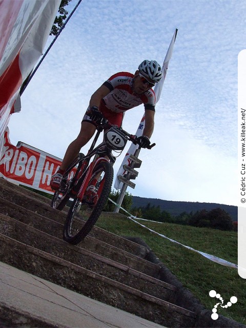 Challenge Street VTT 2009 - 1ère manche - ven. 31 juillet 2009, dans le parc du centre de vacances Les Balcons du Lac d'Annecy, sur les hauteurs de Sévrier. – « Challenge Street VTT 2009 - 1ère manche - Sévrier » – Reconnaissances de parcours, notamment les escaliers, pour les pilotes inscrits à la course Élite, réservée aux licenciés FFC, dans le cadre de la première manche du Challenge Street VTT 2009 à Sévrier, lac d'Annecy. – mots associés : challenge, cross country, street, vtt, xc