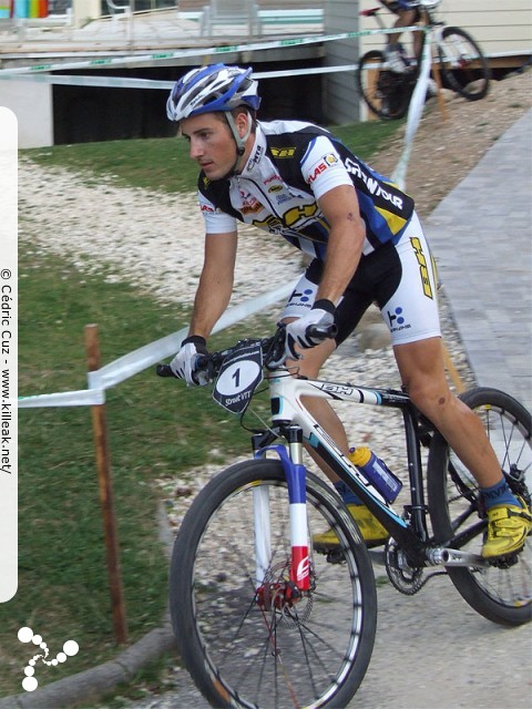 Challenge Street VTT 2009 - 1ère manche - ven. 31 juillet 2009, dans le parc du centre de vacances Les Balcons du Lac d'Annecy, sur les hauteurs de Sévrier. – Steven Garcin, vainqueur 2007 et 2008 du Challenge Street VTT, est revenu défendre son titre. – « Challenge Street VTT 2009 - Steven Garcin, vainqueur 2007 et 2008, effectue des reconnaissances » – Reconnaissances de parcours, notamment les escaliers, pour les pilotes inscrits à la course Élite, réservée aux licenciés FFC, dans le cadre de la première manche du Challenge Street VTT 2009 à Sévrier, lac d'Annecy. – mots associés : bh suntour, challenge, cross country, garcin, street, vtt, xc
