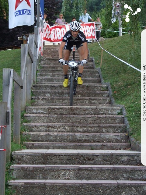 Challenge Street VTT 2009 - 1ère manche - ven. 31 juillet 2009, dans le parc du centre de vacances Les Balcons du Lac d'Annecy, sur les hauteurs de Sévrier. – Début des manches qualificatives individuelles... Le meilleur des 2 temps servira à définir les poules pour les tours suivants...Ici, Gérald Toe dans les escaliers... – « Challenge Street VTT 2009 - Gérald Toe - Qualifications individuelles chronométrées » – Épreuve de VTT XC en milieu urbain, avec finale en 4X nocturne. – mots associés : challenge, cross country, street, toé, vtt, xc