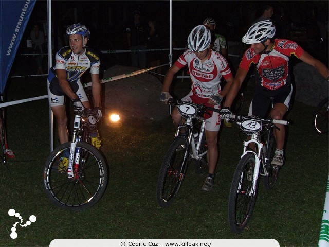 Challenge Street VTT 2009 - 1ère manche - ven. 31 juillet 2009, dans le parc du centre de vacances Les Balcons du Lac d'Annecy, sur les hauteurs de Sévrier. – « Challenge Street VTT 2009 - Suite des poules éliminatoires » – Épreuve de VTT XC en milieu urbain, avec finale en 4X nocturne. – mots associés : bh suntour, challenge, cross country, garcin, street, vc rumilly, vtt, xc