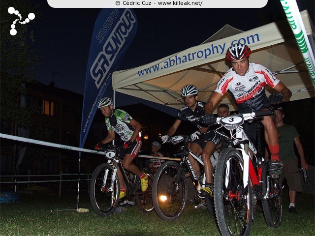 Challenge Street VTT 2009 - 1ère manche - ven. 31 juillet 2009, dans le parc du centre de vacances Les Balcons du Lac d'Annecy, sur les hauteurs de Sévrier. – Nicolas Bouchet (#6, à gauche) s'est notamment illustré cette année en terminant second de la catégorie espoir au >> Trophée VTT XC du Semnoz... – « Challenge Street VTT 2009 - 1ère manche - Sévrier » – Épreuve de VTT XC en milieu urbain, avec finale en 4X nocturne. – mots associés : bouchet, challenge, cross country, street, toé, vtt, xc