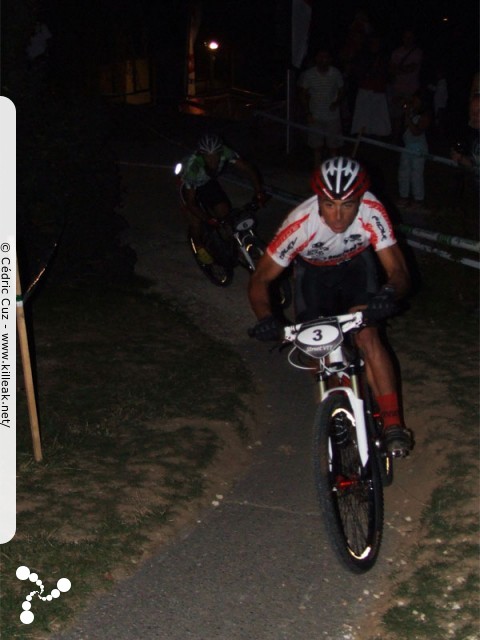 Challenge Street VTT 2009 - 1ère manche - ven. 31 juillet 2009, dans le parc du centre de vacances Les Balcons du Lac d'Annecy, sur les hauteurs de Sévrier. – « Challenge Street VTT 2009 - 1ère manche - Sévrier » – Épreuve de VTT XC en milieu urbain, avec finale en 4X nocturne. – mots associés : challenge, cross country, street, vtt, xc