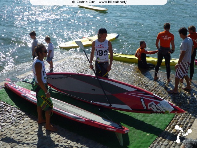 SUP in Town 2011 - Open de Lyon de Stand-Up Paddle - les sam. 10 et dim. 11 septembre 2011, sur le Rhône au niveau de la Fosse aux Ours, Lyon – Participants et secouristes vont se mettre en place aux différents points de relai. – « SUP in Town 2011 - Open de Lyon de Stand-Up Paddle » – Démonstrations et initiations grand public, mais aussi courses et relais pro de Stand-Up Paddle sur les eaux du Rhône, à Lyon – mots associés : stand-up paddle