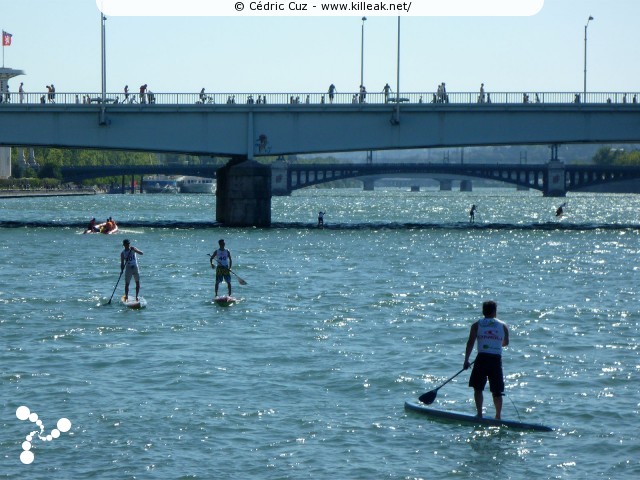 SUP in Town 2011 - Open de Lyon de Stand-Up Paddle - les sam. 10 et dim. 11 septembre 2011, sur le Rhône au niveau de la Fosse aux Ours, Lyon – « SUP in Town 2011 - Open de Lyon de Stand-Up Paddle » – Démonstrations et initiations grand public, mais aussi courses et relais pro de Stand-Up Paddle sur les eaux du Rhône, à Lyon – mots associés : stand-up paddle