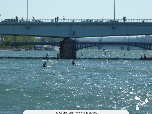 SUP in Town 2011 - Open de Lyon de Stand-Up Paddle - les sam. 10 et dim. 11 septembre 2011, sur le Rhône au niveau de la Fosse aux Ours, Lyon – Le troisième relai, avec, comme pour le premier, contournement des piles du pont... – « SUP in Town 2011 - Open de Lyon de Stand-Up Paddle » – Démonstrations et initiations grand public, mais aussi courses et relais pro de Stand-Up Paddle sur les eaux du Rhône, à Lyon – mots associés : stand-up paddle