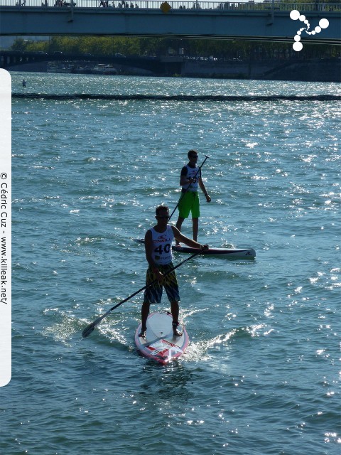 SUP in Town 2011 - Open de Lyon de Stand-Up Paddle - les sam. 10 et dim. 11 septembre 2011, sur le Rhône au niveau de la Fosse aux Ours, Lyon – Ceux qui ont déjà effectué leur relai rentrent à bon port... (elle était facile !) – « SUP in Town 2011 - Open de Lyon de Stand-Up Paddle » – Démonstrations et initiations grand public, mais aussi courses et relais pro de Stand-Up Paddle sur les eaux du Rhône, à Lyon – mots associés : stand-up paddle