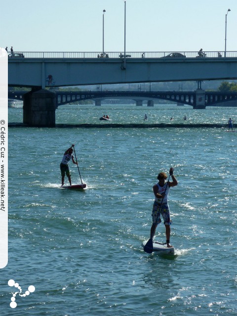 SUP in Town 2011 - Open de Lyon de Stand-Up Paddle - les sam. 10 et dim. 11 septembre 2011, sur le Rhône au niveau de la Fosse aux Ours, Lyon – « SUP in Town 2011 - Open de Lyon de Stand-Up Paddle » – Démonstrations et initiations grand public, mais aussi courses et relais pro de Stand-Up Paddle sur les eaux du Rhône, à Lyon – mots associés : stand-up paddle